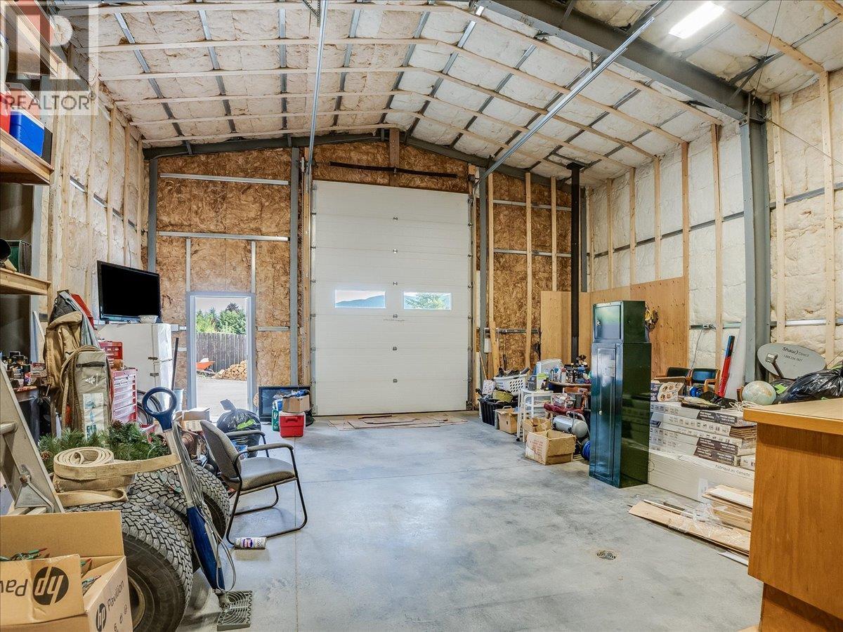 609 201St Avenue, Castlegar, BC - Indoor Photo Showing Garage