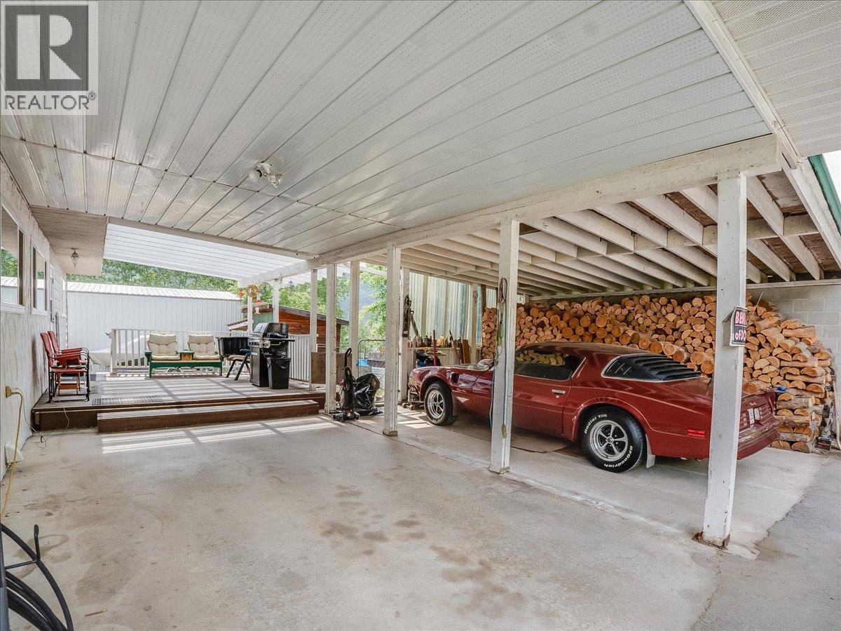 609 201St Avenue, Castlegar, BC - Indoor Photo Showing Garage