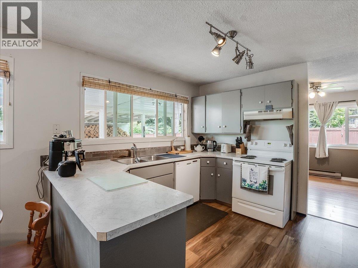 609 201St Avenue, Castlegar, BC - Indoor Photo Showing Kitchen With Double Sink