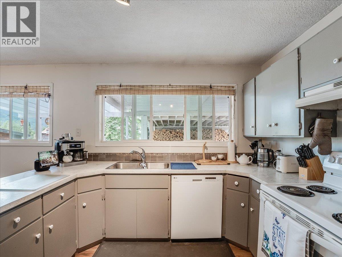 609 201St Avenue, Castlegar, BC - Indoor Photo Showing Kitchen With Double Sink
