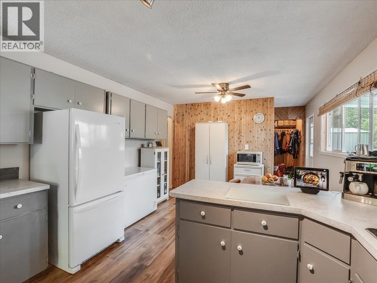 609 201St Avenue, Castlegar, BC - Indoor Photo Showing Kitchen