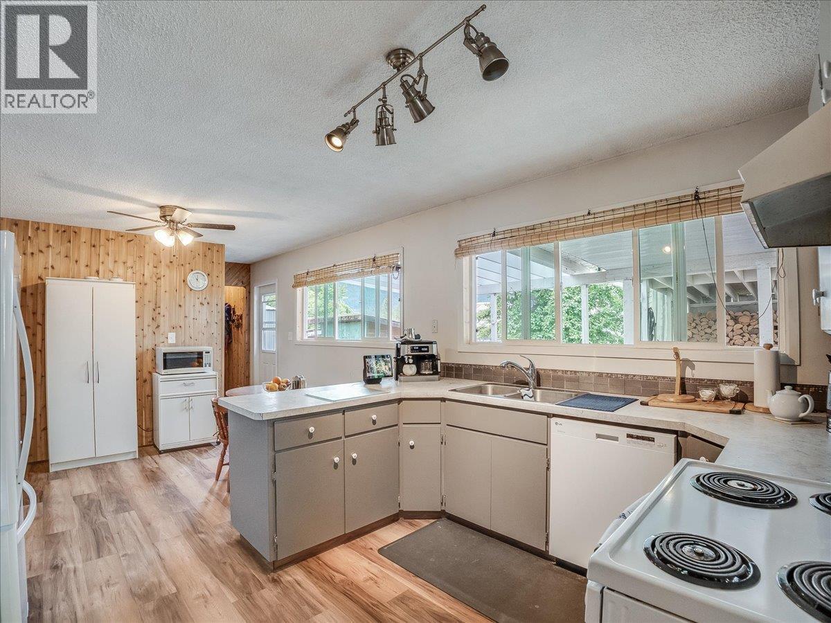 609 201St Avenue, Castlegar, BC - Indoor Photo Showing Kitchen With Double Sink