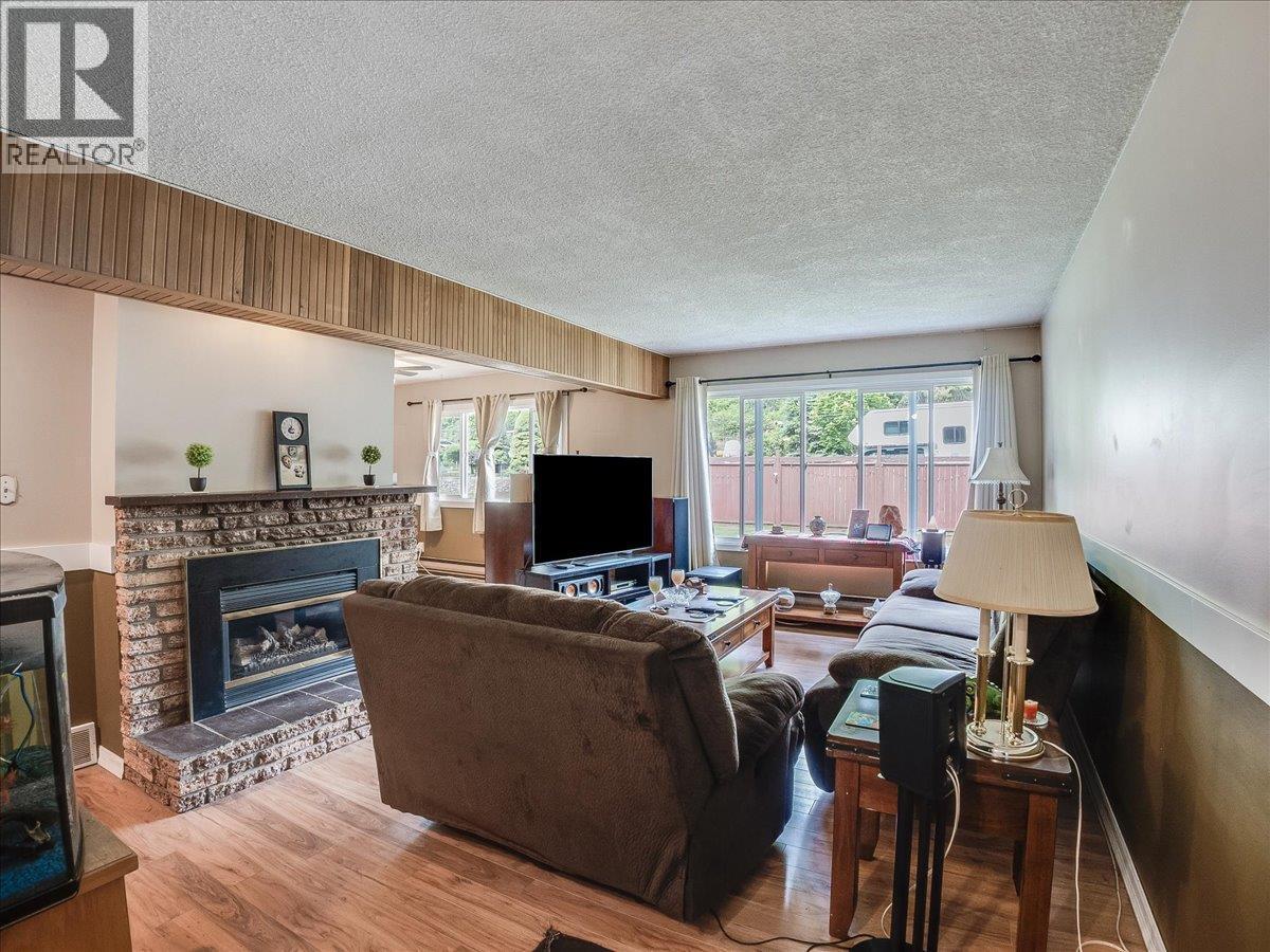 609 201St Avenue, Castlegar, BC - Indoor Photo Showing Living Room With Fireplace