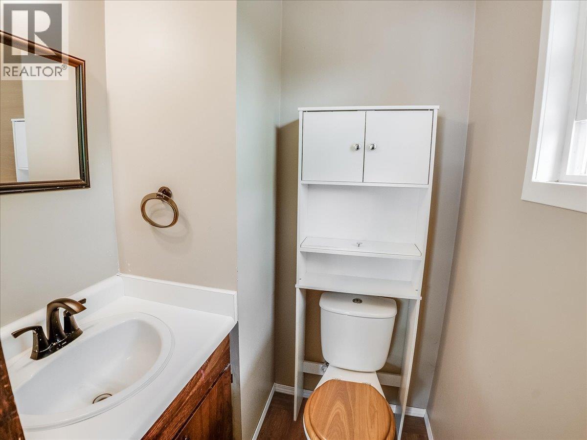 609 201St Avenue, Castlegar, BC - Indoor Photo Showing Bathroom