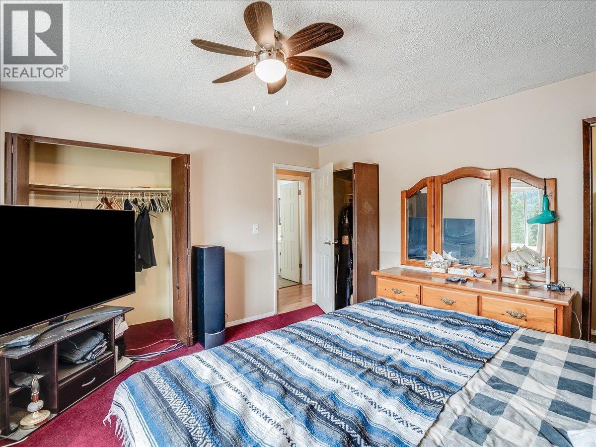 609 201St Avenue, Castlegar, BC - Indoor Photo Showing Bedroom