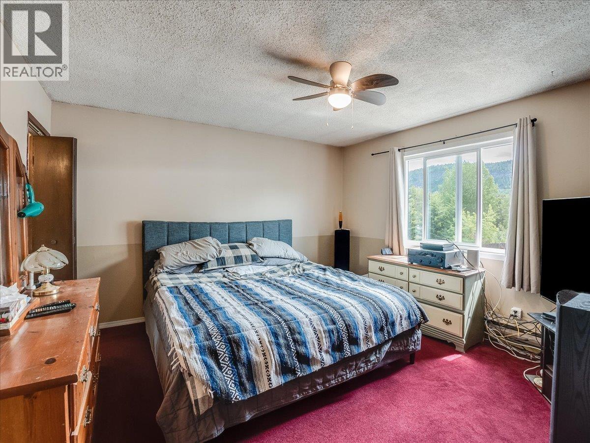609 201St Avenue, Castlegar, BC - Indoor Photo Showing Bedroom