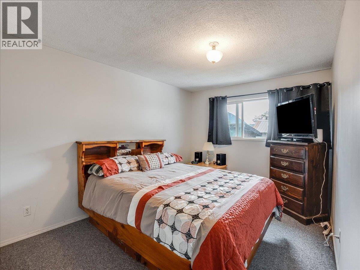 609 201St Avenue, Castlegar, BC - Indoor Photo Showing Bedroom