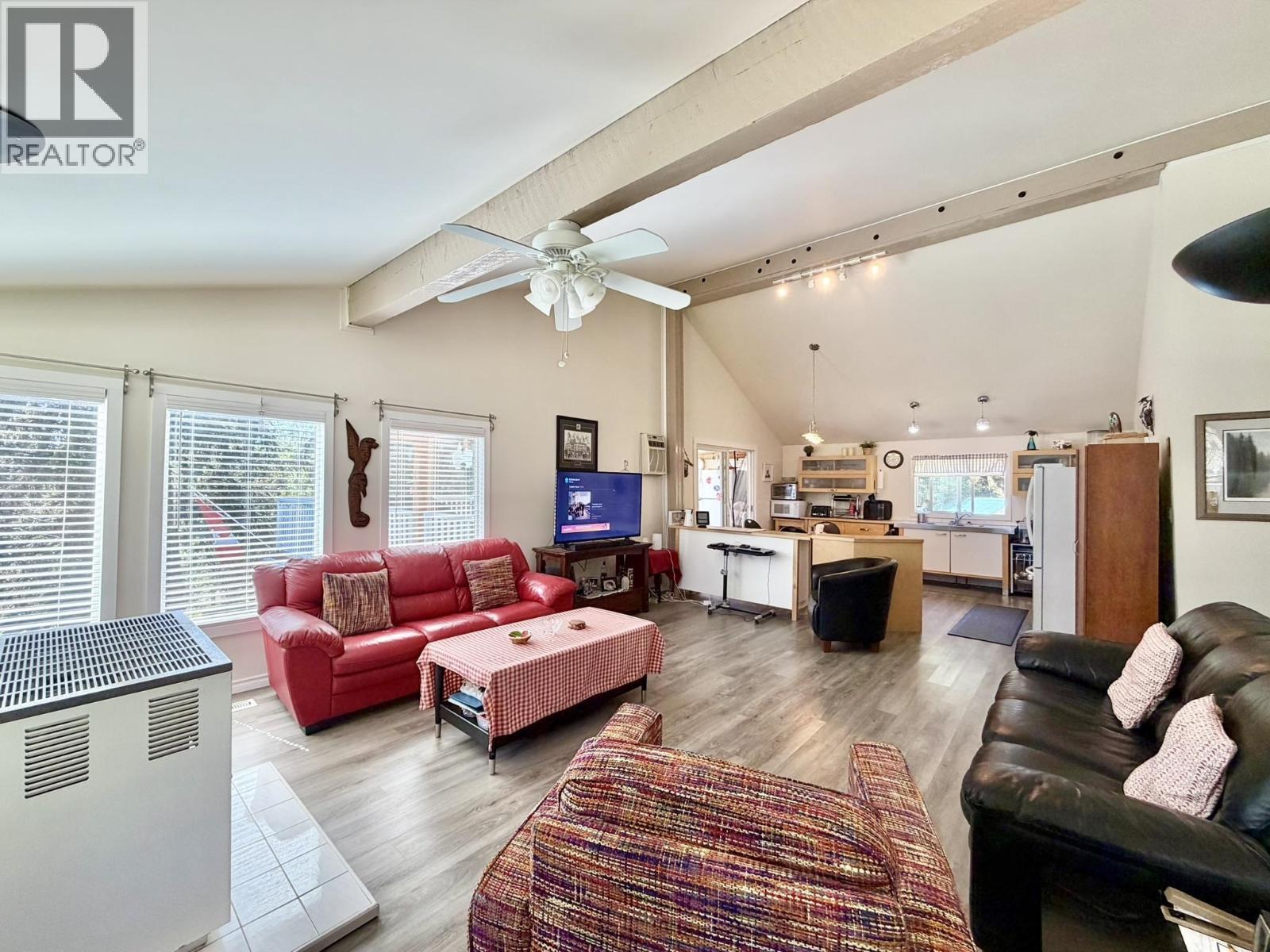 7621 Pettyjohn Road, Deka Lake / Sulphurous / Hathaway Lakes, BC - Indoor Photo Showing Living Room
