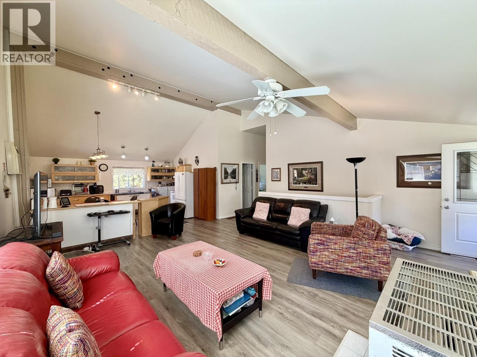 7621 Pettyjohn Road, Deka Lake / Sulphurous / Hathaway Lakes, BC - Indoor Photo Showing Living Room