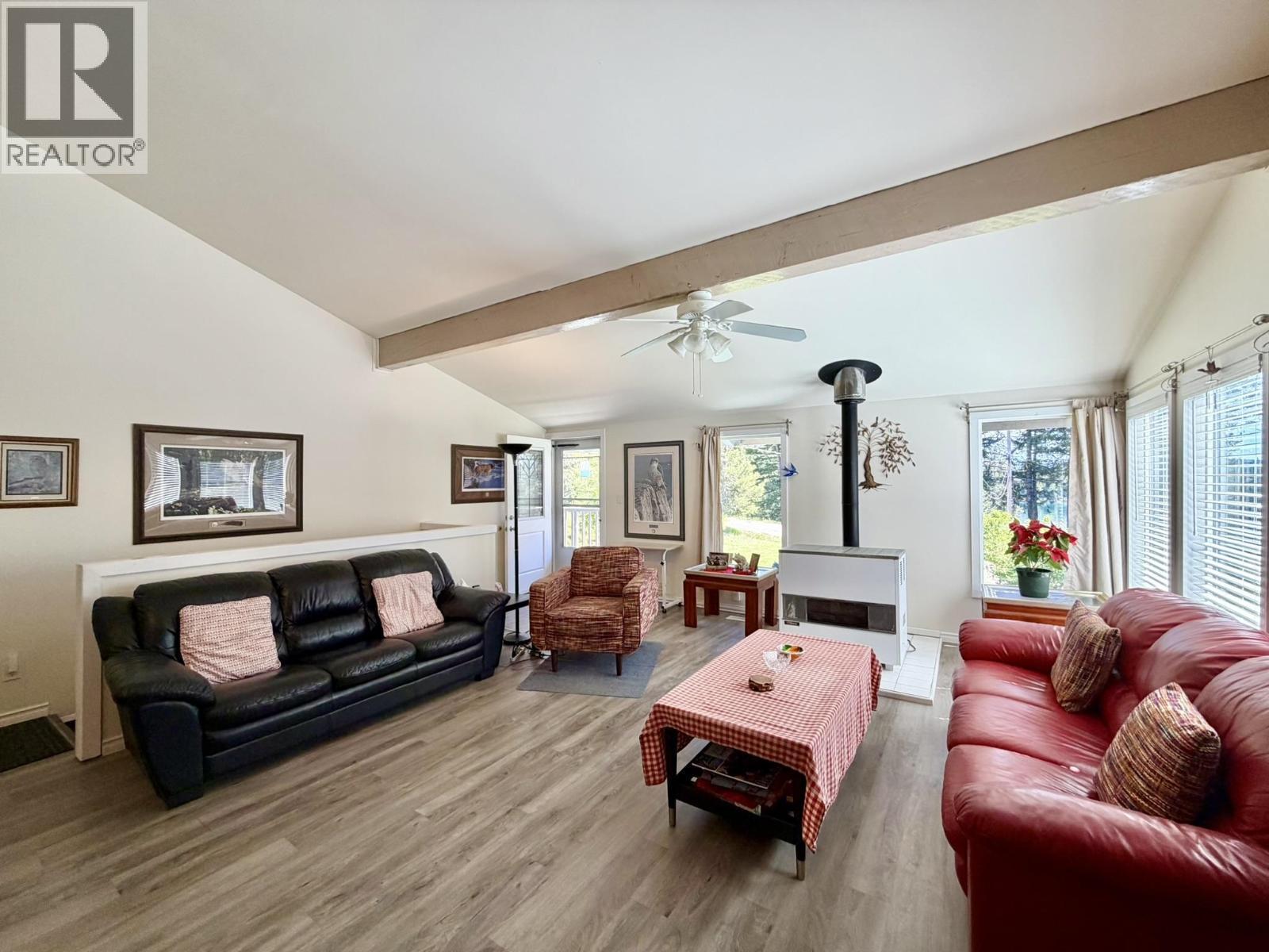 7621 Pettyjohn Road, Deka Lake / Sulphurous / Hathaway Lakes, BC - Indoor Photo Showing Living Room