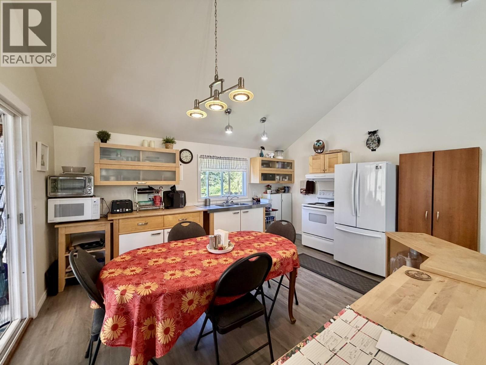 7621 Pettyjohn Road, Deka Lake / Sulphurous / Hathaway Lakes, BC - Indoor