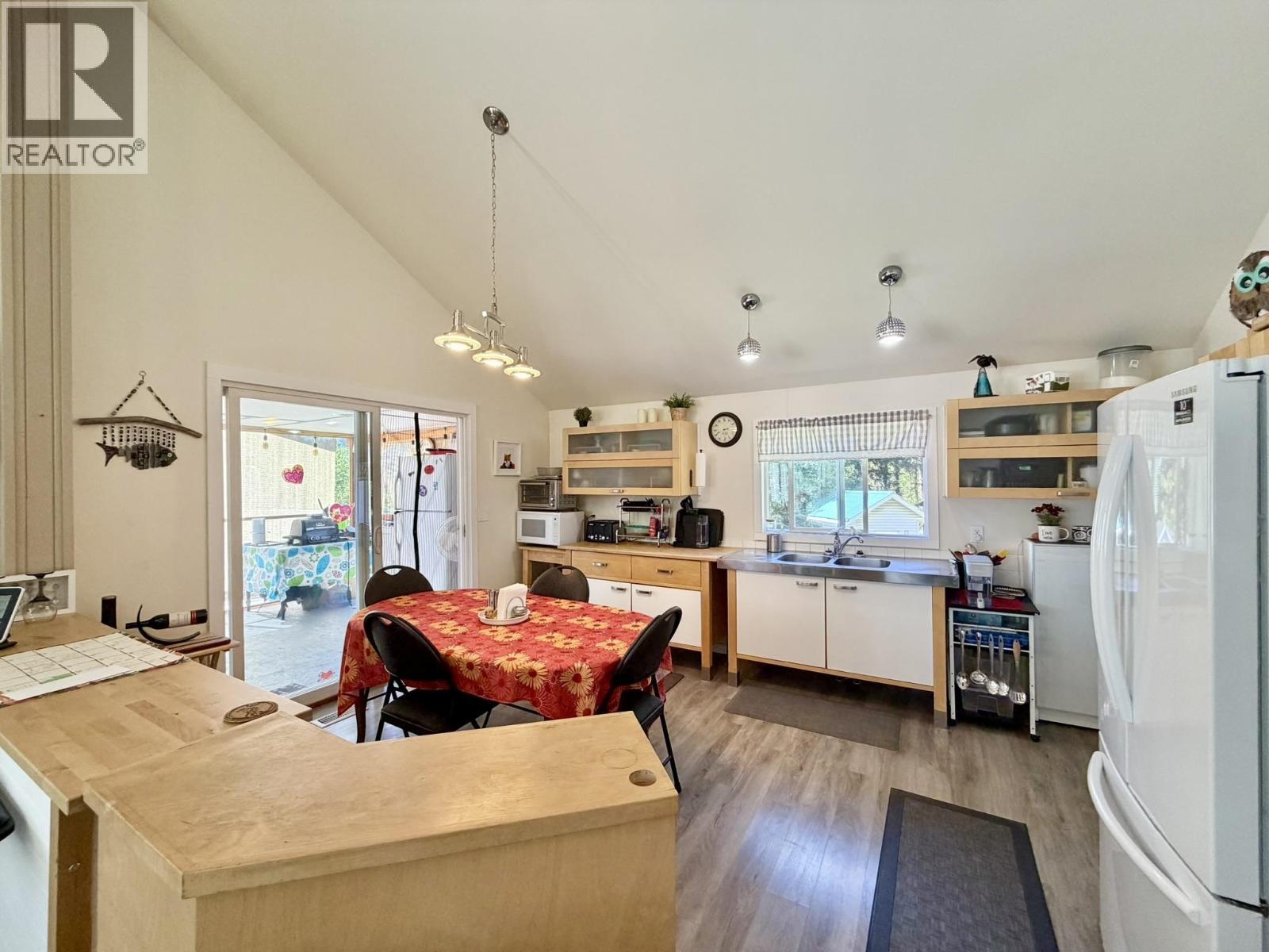 7621 Pettyjohn Road, Deka Lake / Sulphurous / Hathaway Lakes, BC - Indoor Photo Showing Kitchen With Double Sink
