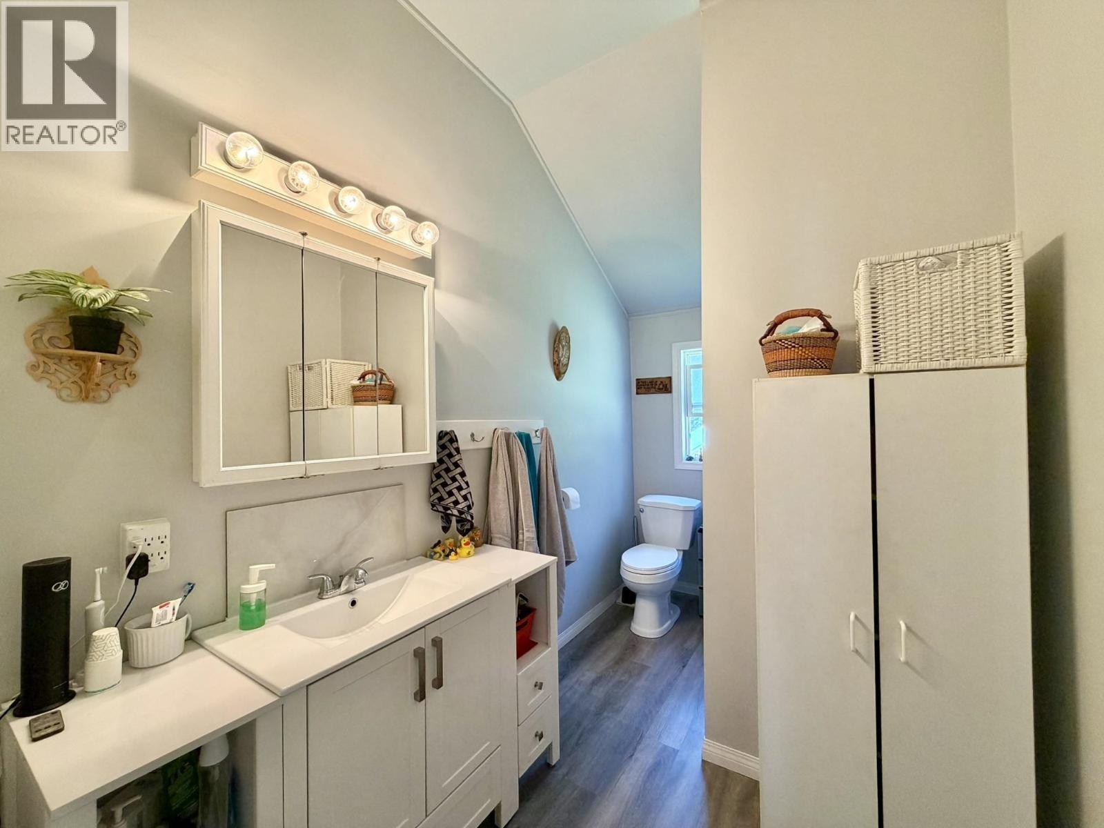 7621 Pettyjohn Road, Deka Lake / Sulphurous / Hathaway Lakes, BC - Indoor Photo Showing Bathroom