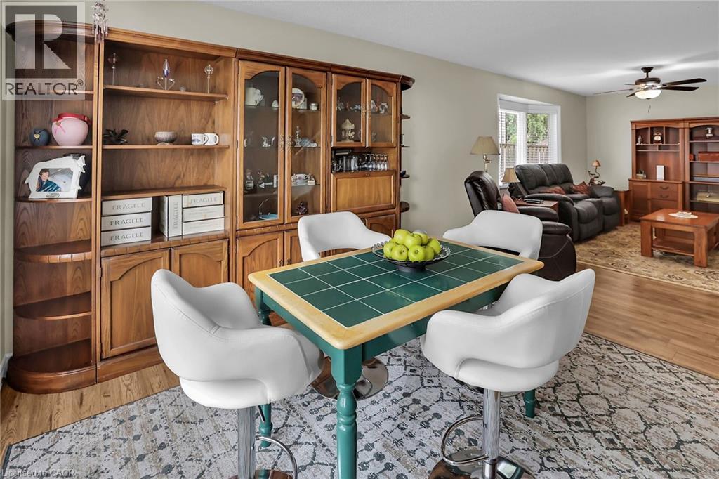 Dining area with light wood-style floors and a ceiling fan - 4432 Dennis Avenue, Beamsville, ON - Indoor