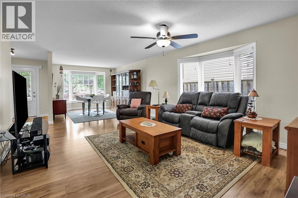 Living room with light wood-type flooring and ceiling fan - 4432 Dennis Avenue, Beamsville, ON - Indoor Photo Showing Living Room