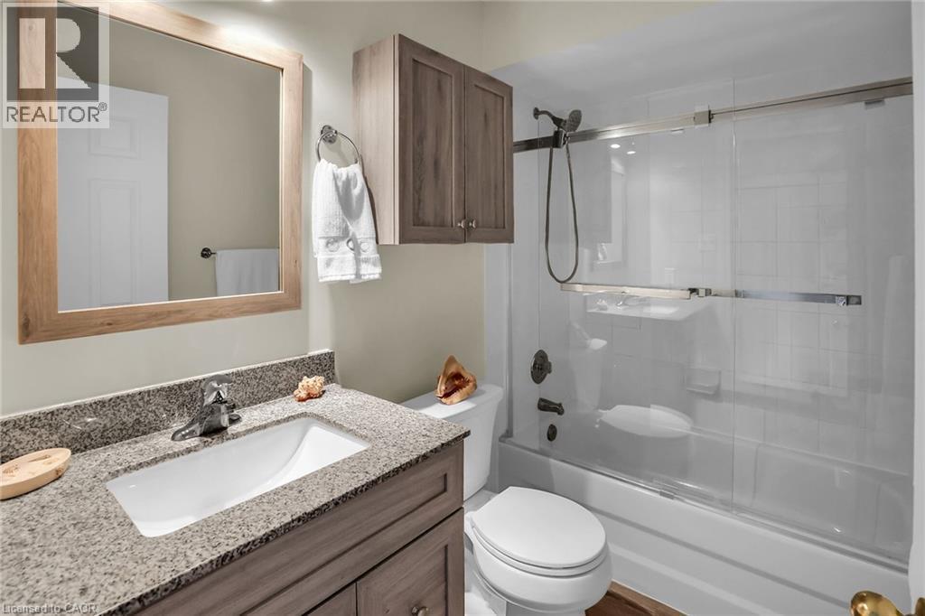 Full bath with vanity and enclosed tub / shower combo - 4432 Dennis Avenue, Beamsville, ON - Indoor Photo Showing Bathroom