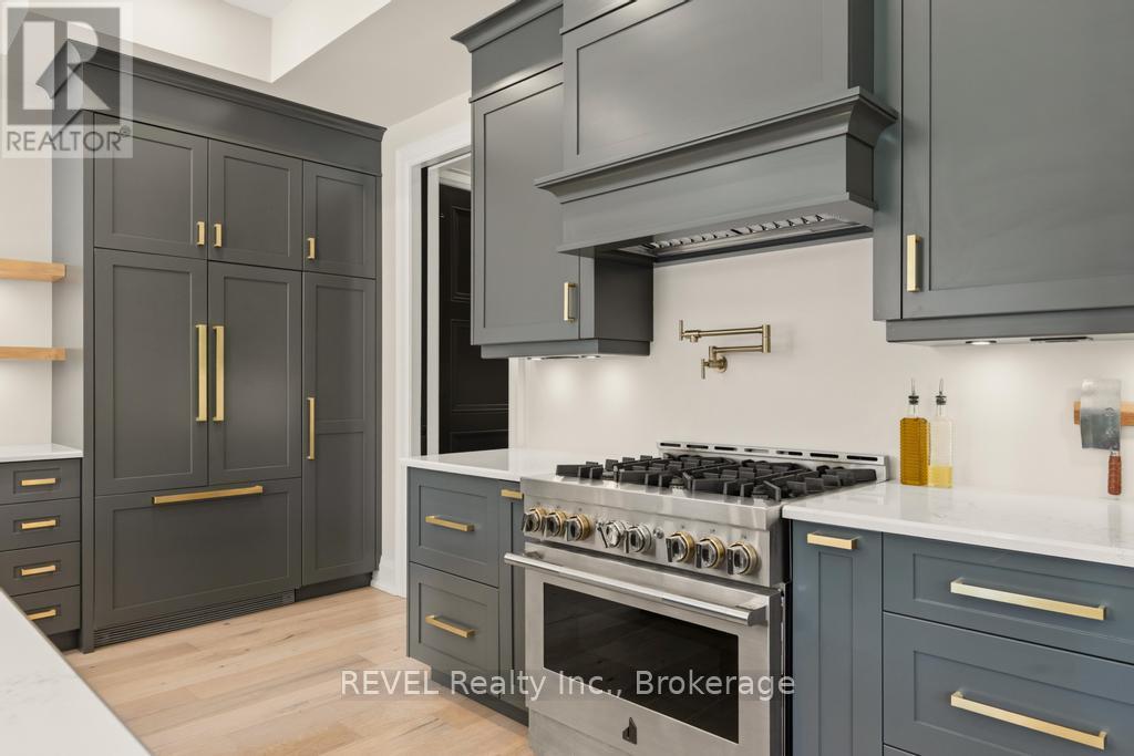 6206 Lucia Drive, Niagara Falls (Stamford), ON - Indoor Photo Showing Kitchen With Upgraded Kitchen