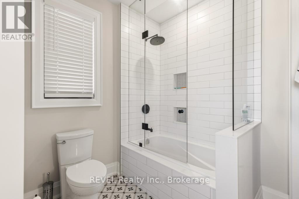 6206 Lucia Drive, Niagara Falls (Stamford), ON - Indoor Photo Showing Bathroom