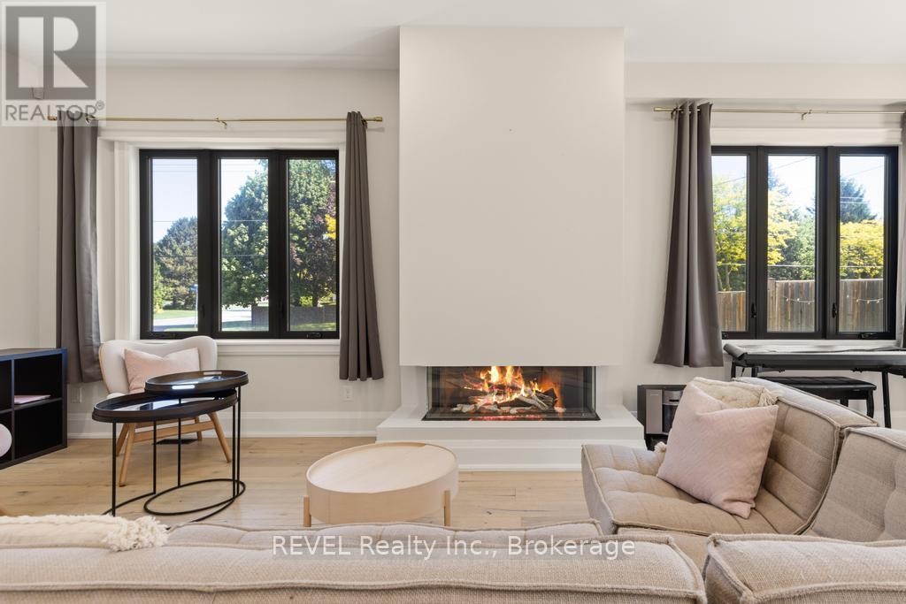 6206 Lucia Drive, Niagara Falls (Stamford), ON - Indoor Photo Showing Living Room With Fireplace