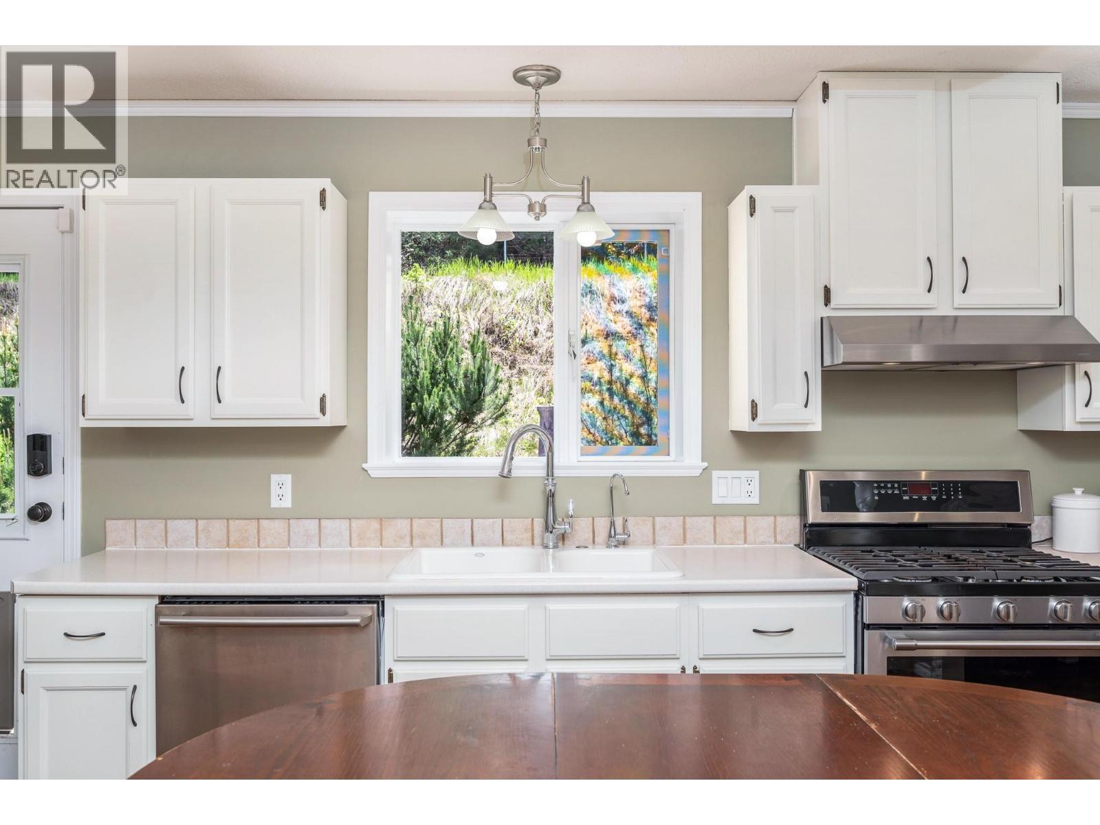 6960 Brewer Road, Coldstream, BC - Indoor Photo Showing Kitchen