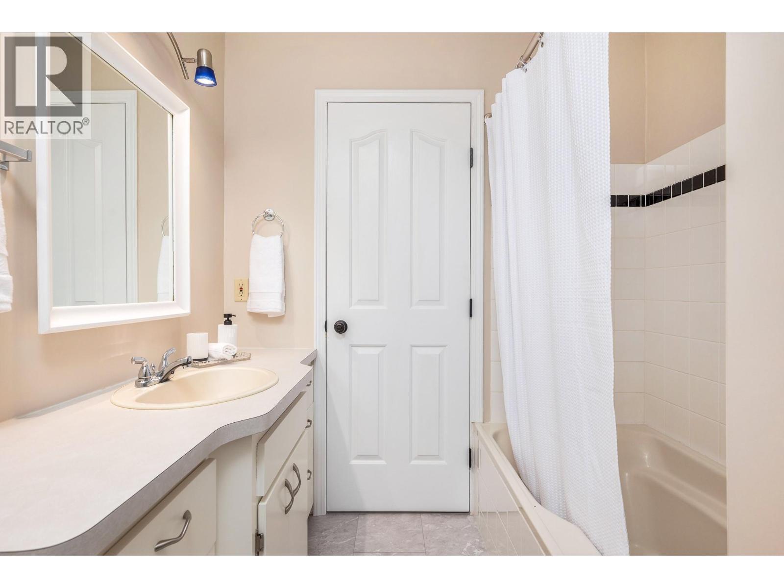6960 Brewer Road, Coldstream, BC - Indoor Photo Showing Bathroom