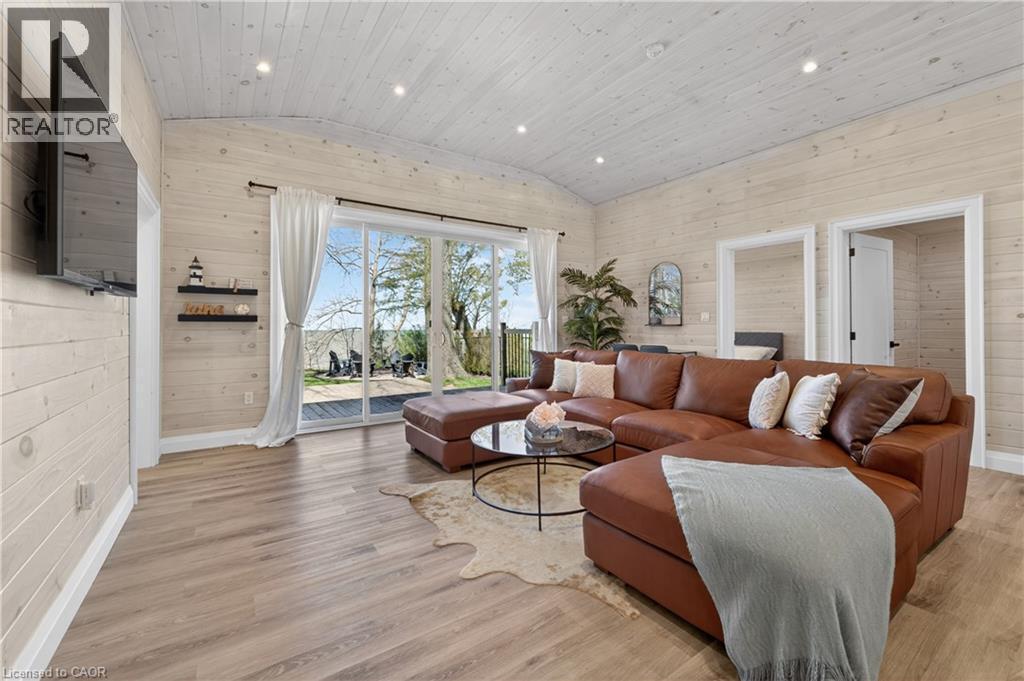 71865 Sunview Avenue, Dashwood, ON - Indoor Photo Showing Living Room