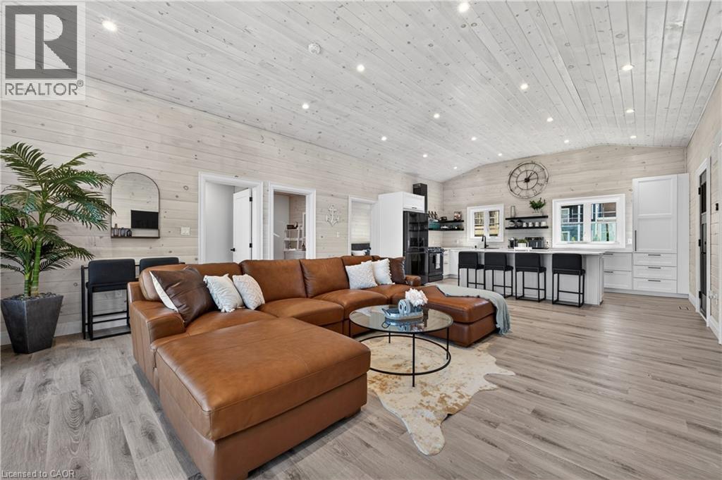 71865 Sunview Avenue, Dashwood, ON - Indoor Photo Showing Living Room
