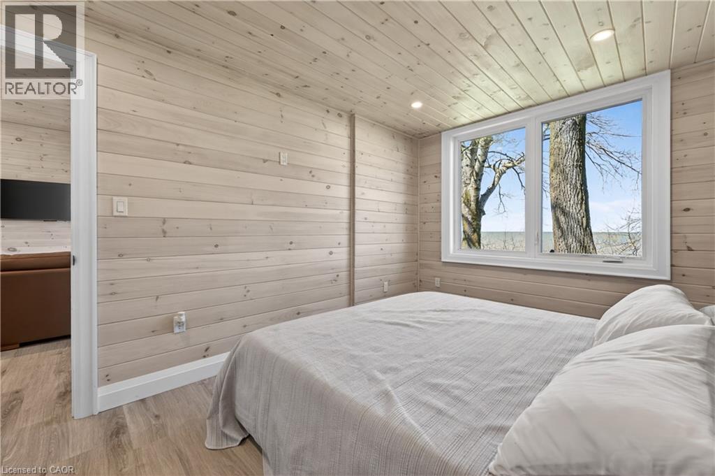 71865 Sunview Avenue, Dashwood, ON - Indoor Photo Showing Bedroom