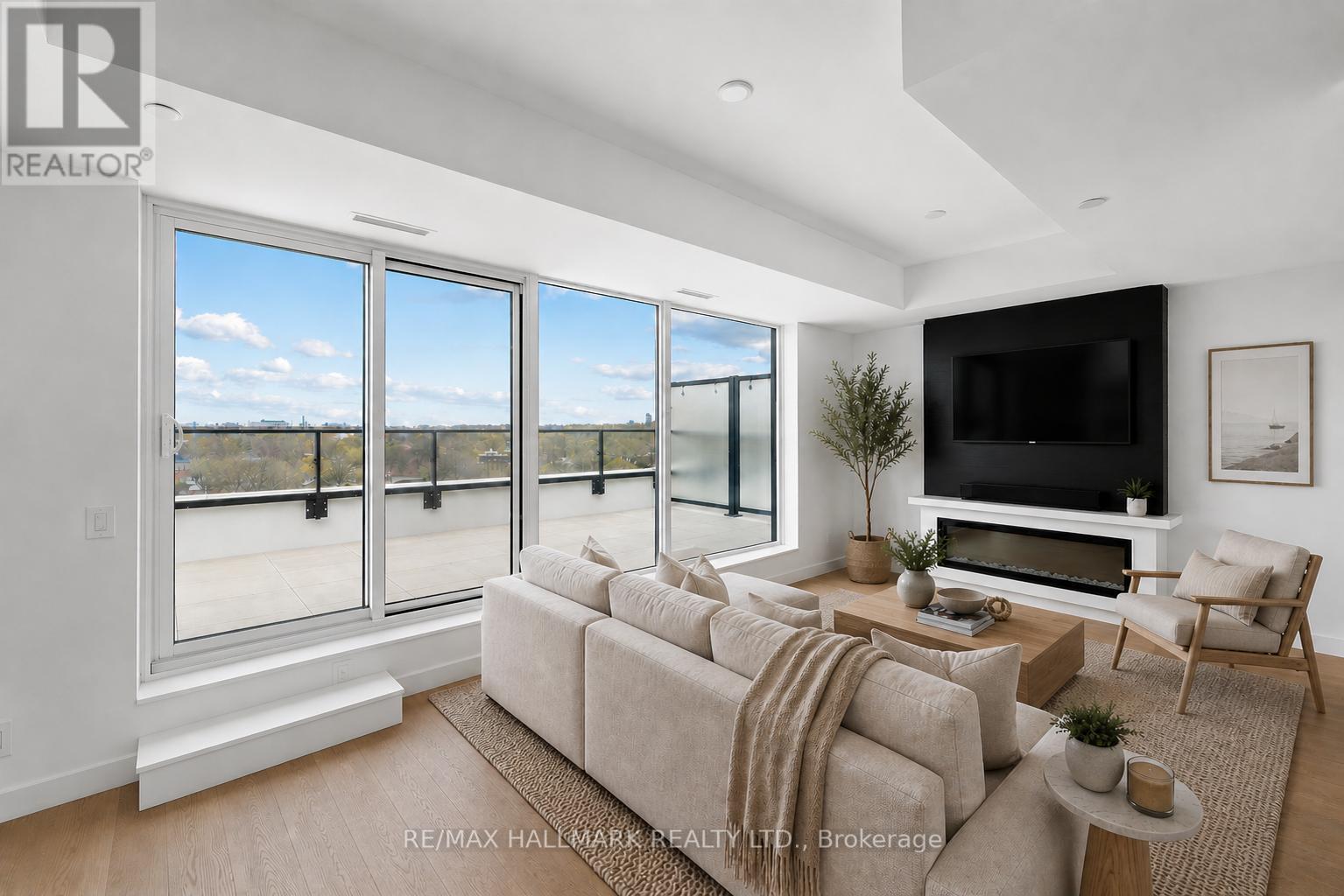 1113 - 1050 Eastern Avenue, Toronto, ON - Indoor Photo Showing Living Room
