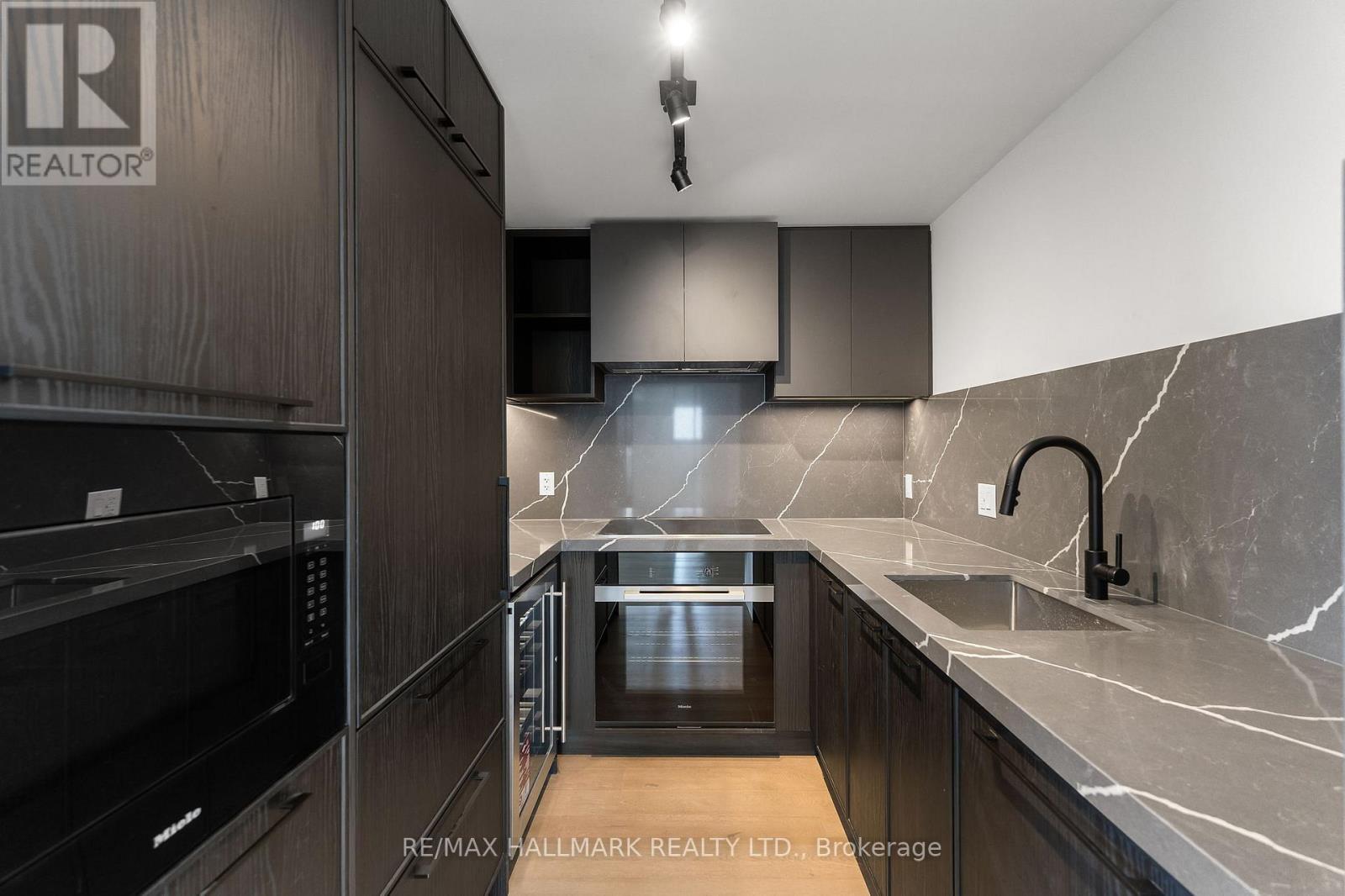 1113 - 1050 Eastern Avenue, Toronto, ON - Indoor Photo Showing Kitchen With Upgraded Kitchen