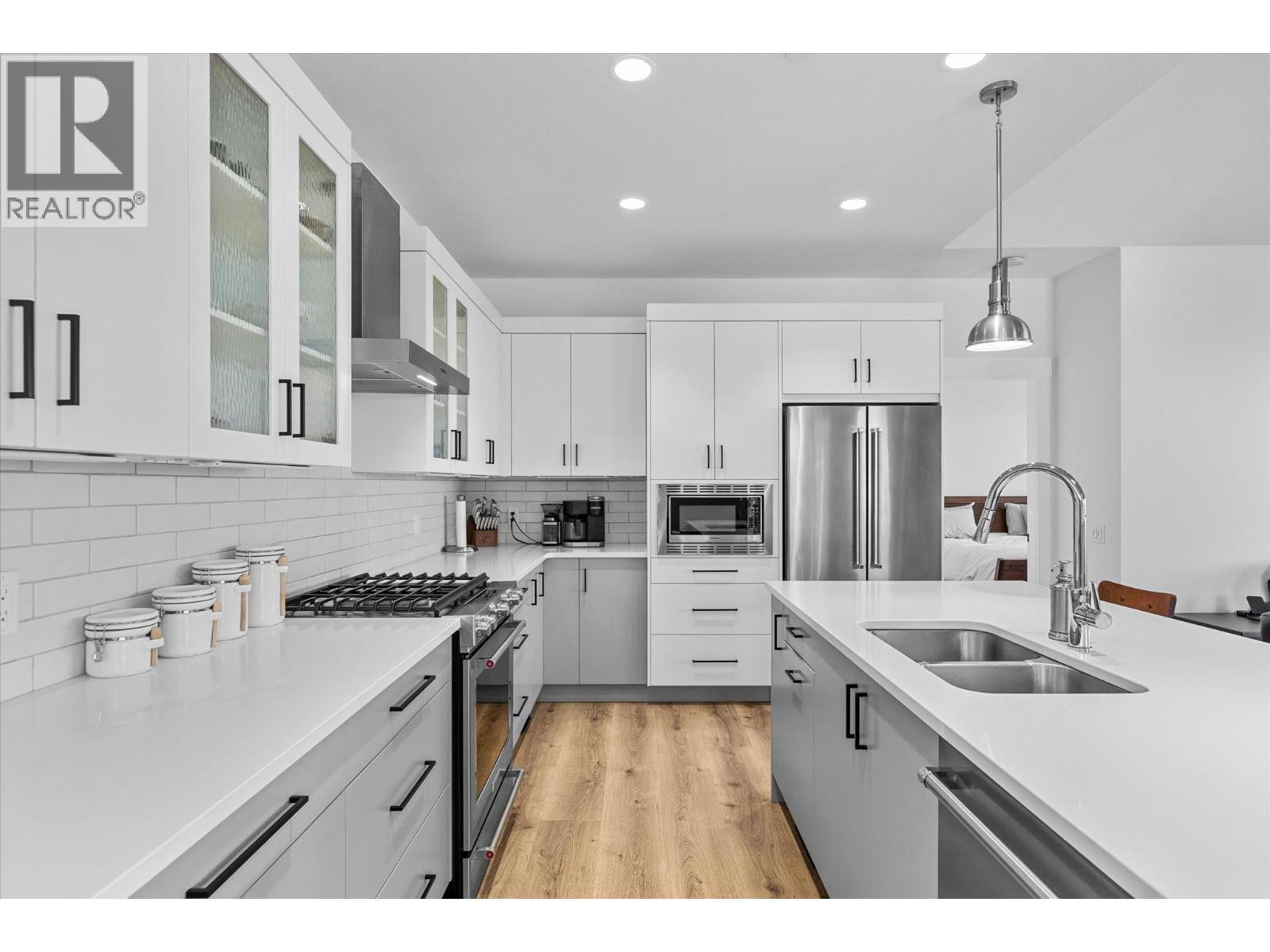 185 Diamond Way, Vernon, BC - Indoor Photo Showing Kitchen With Double Sink With Upgraded Kitchen