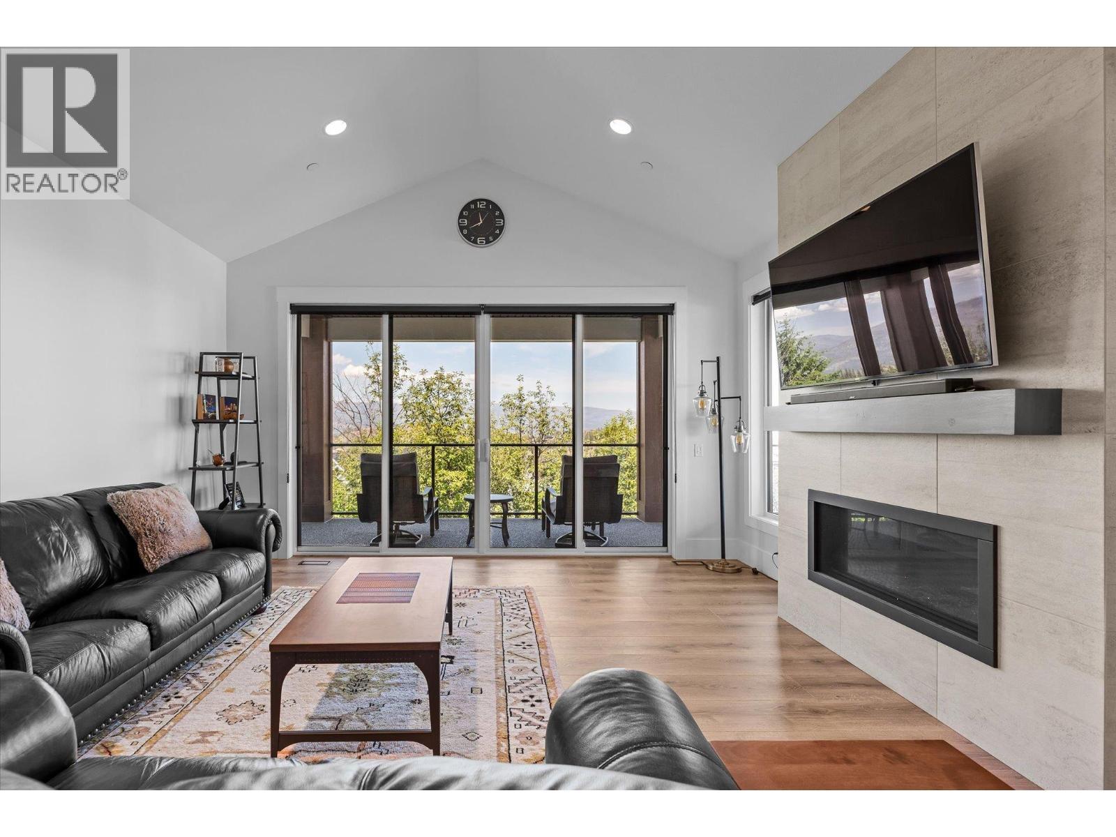 185 Diamond Way, Vernon, BC - Indoor Photo Showing Living Room With Fireplace
