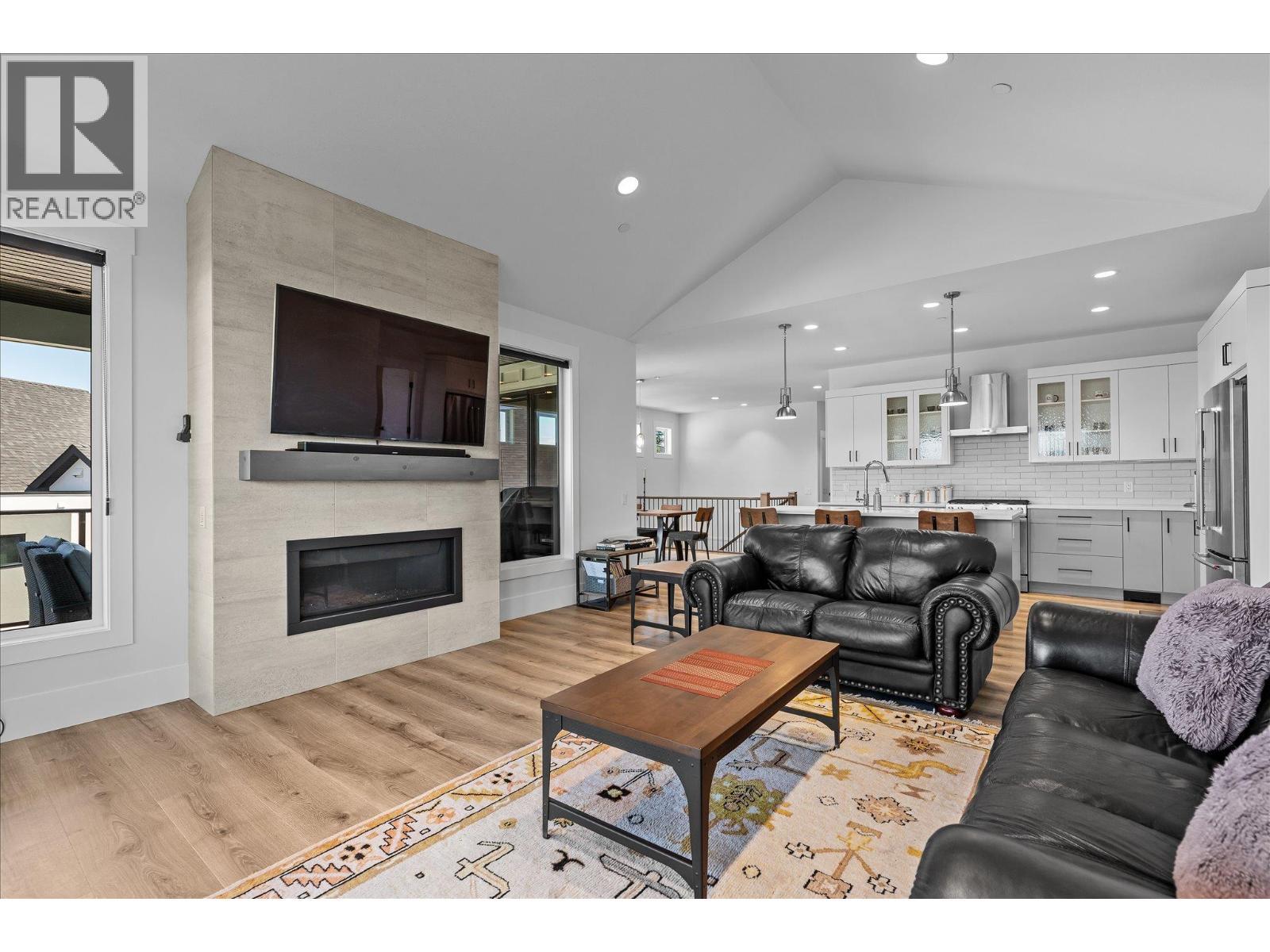 185 Diamond Way, Vernon, BC - Indoor Photo Showing Living Room With Fireplace