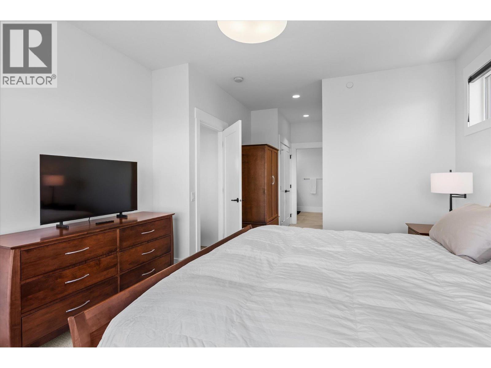 185 Diamond Way, Vernon, BC - Indoor Photo Showing Bedroom