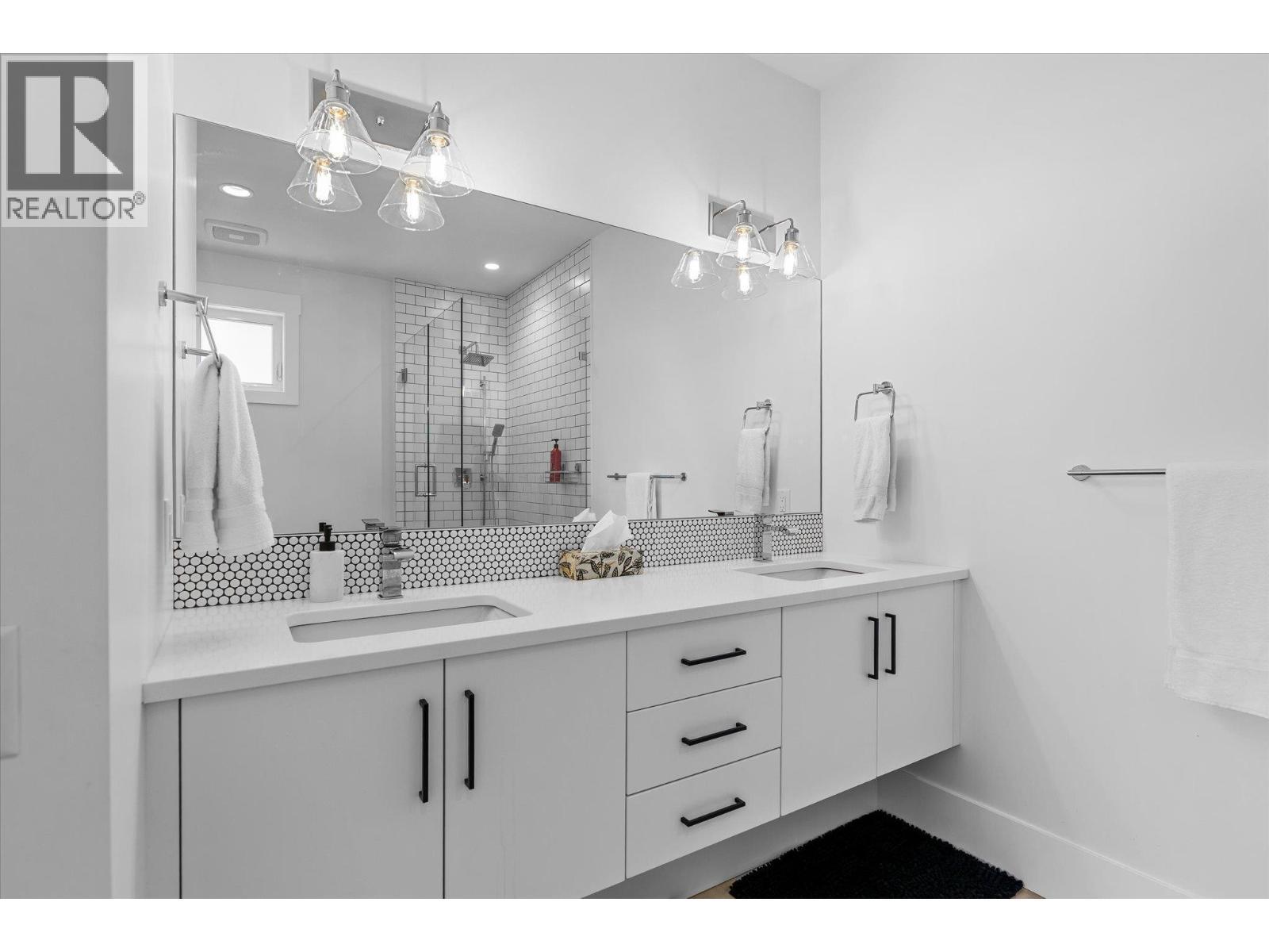 185 Diamond Way, Vernon, BC - Indoor Photo Showing Bathroom