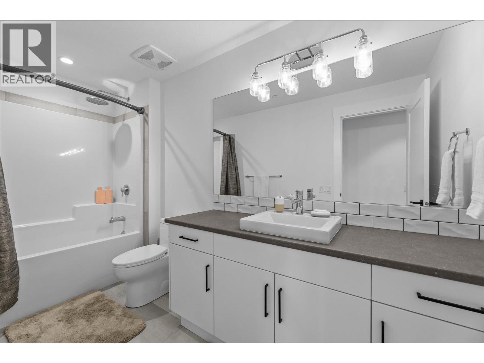 185 Diamond Way, Vernon, BC - Indoor Photo Showing Bathroom