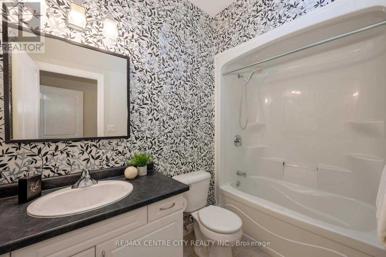 19 Hamilton Street, North Middlesex (Ailsa Craig), ON - Indoor Photo Showing Bathroom