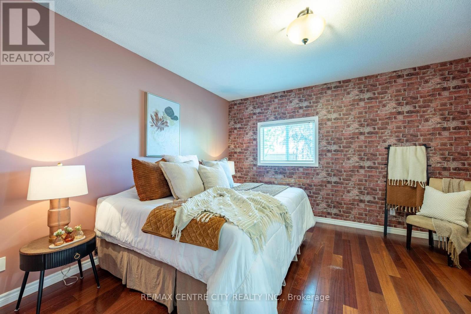 19 Hamilton Street, North Middlesex (Ailsa Craig), ON - Indoor Photo Showing Bedroom