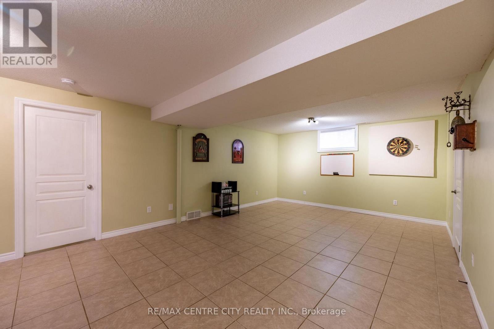 19 Hamilton Street, North Middlesex (Ailsa Craig), ON - Indoor