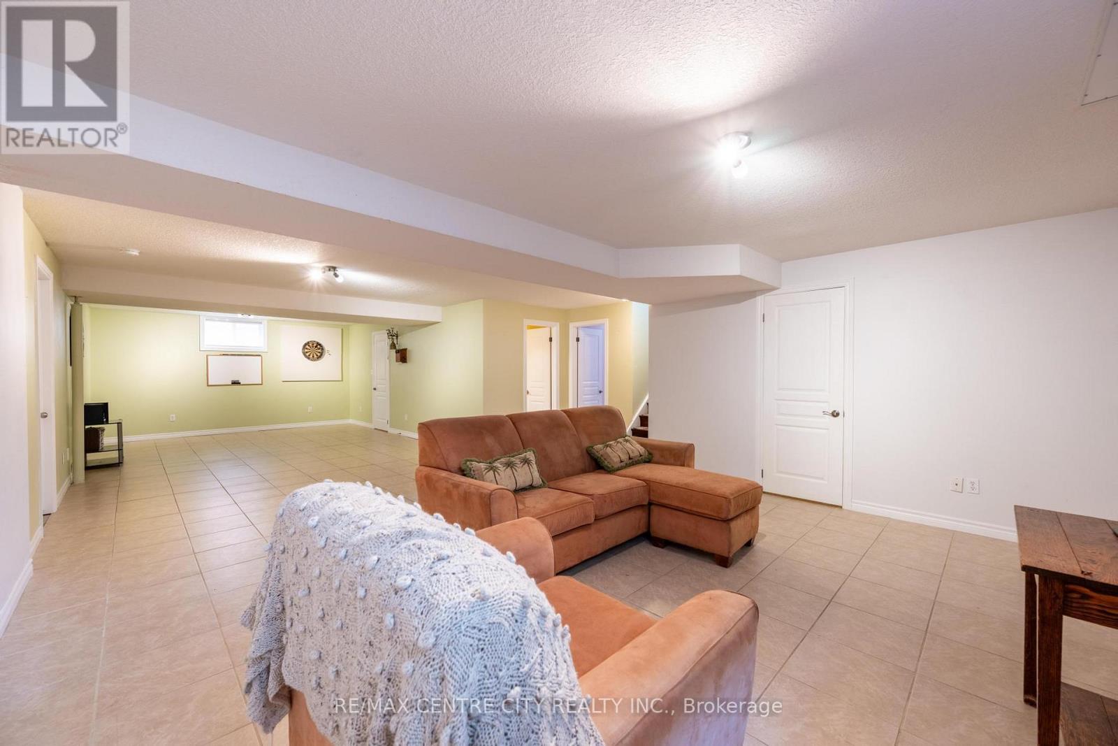 19 Hamilton Street, North Middlesex (Ailsa Craig), ON - Indoor Photo Showing Living Room