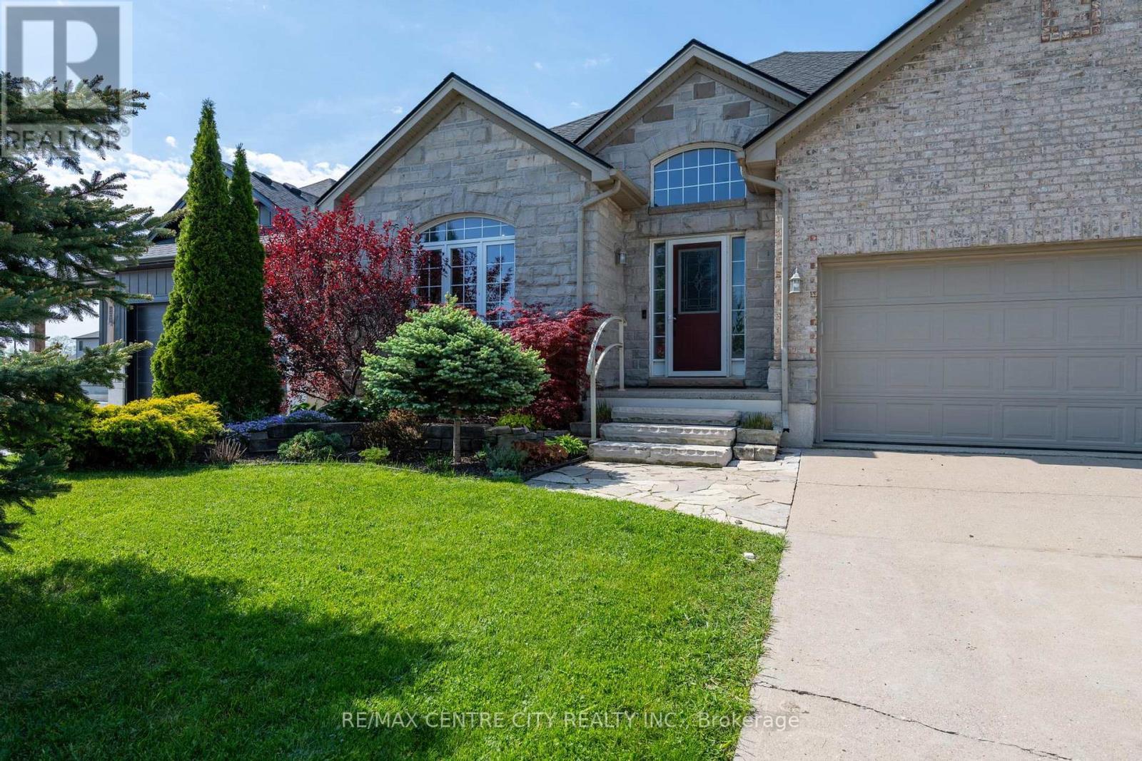 19 Hamilton Street, North Middlesex (Ailsa Craig), ON - Outdoor With Facade