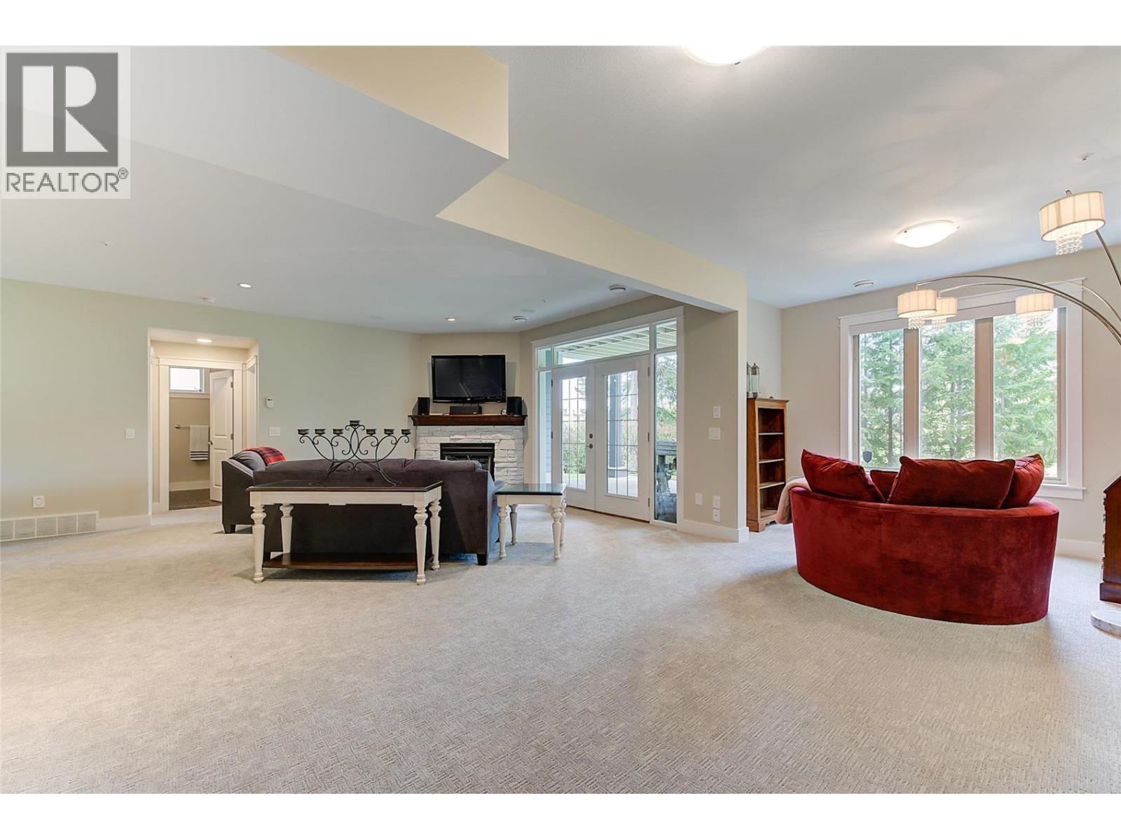 210 Dormie Place, Vernon, BC - Indoor Photo Showing Living Room