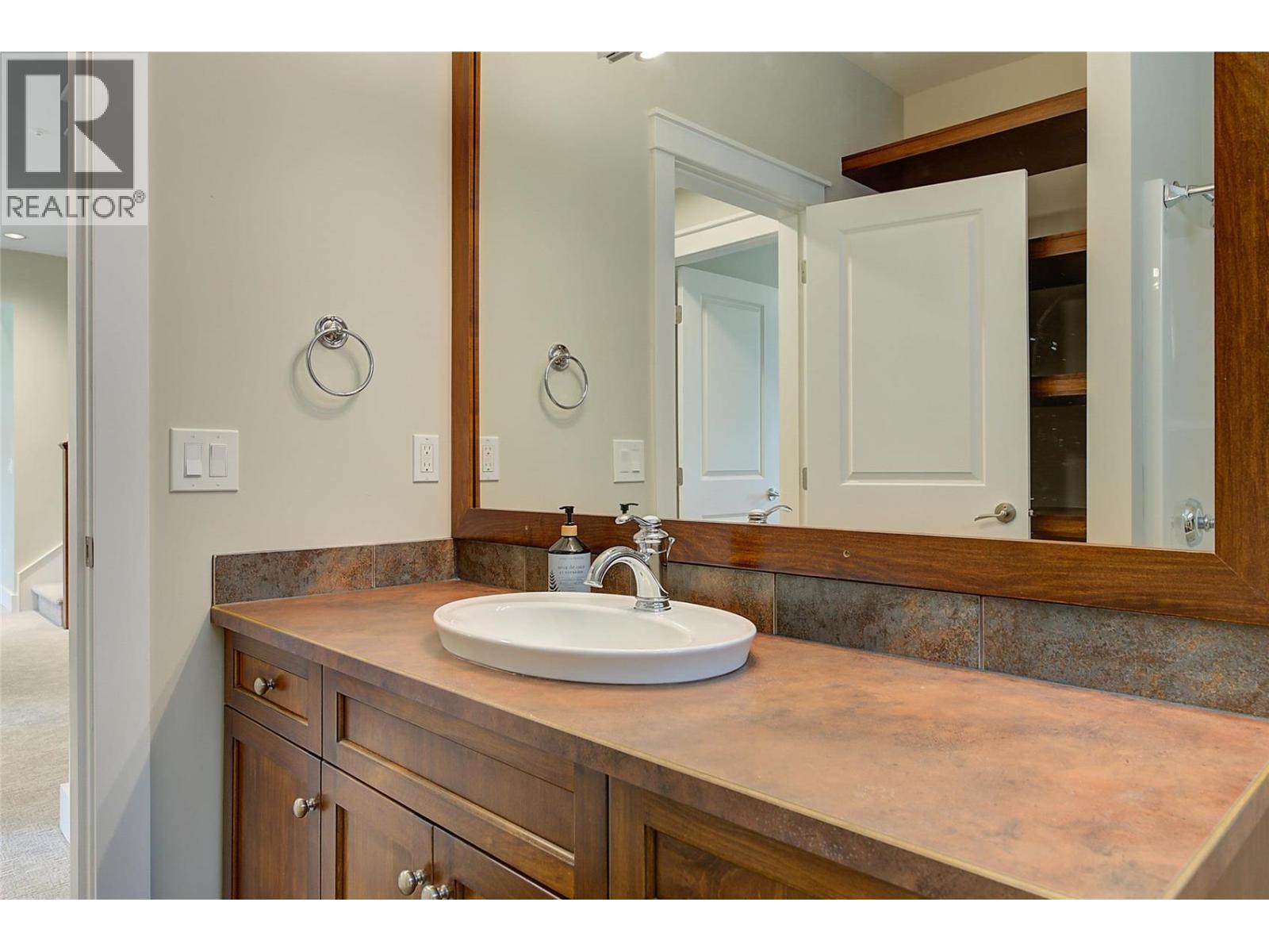 210 Dormie Place, Vernon, BC - Indoor Photo Showing Bathroom