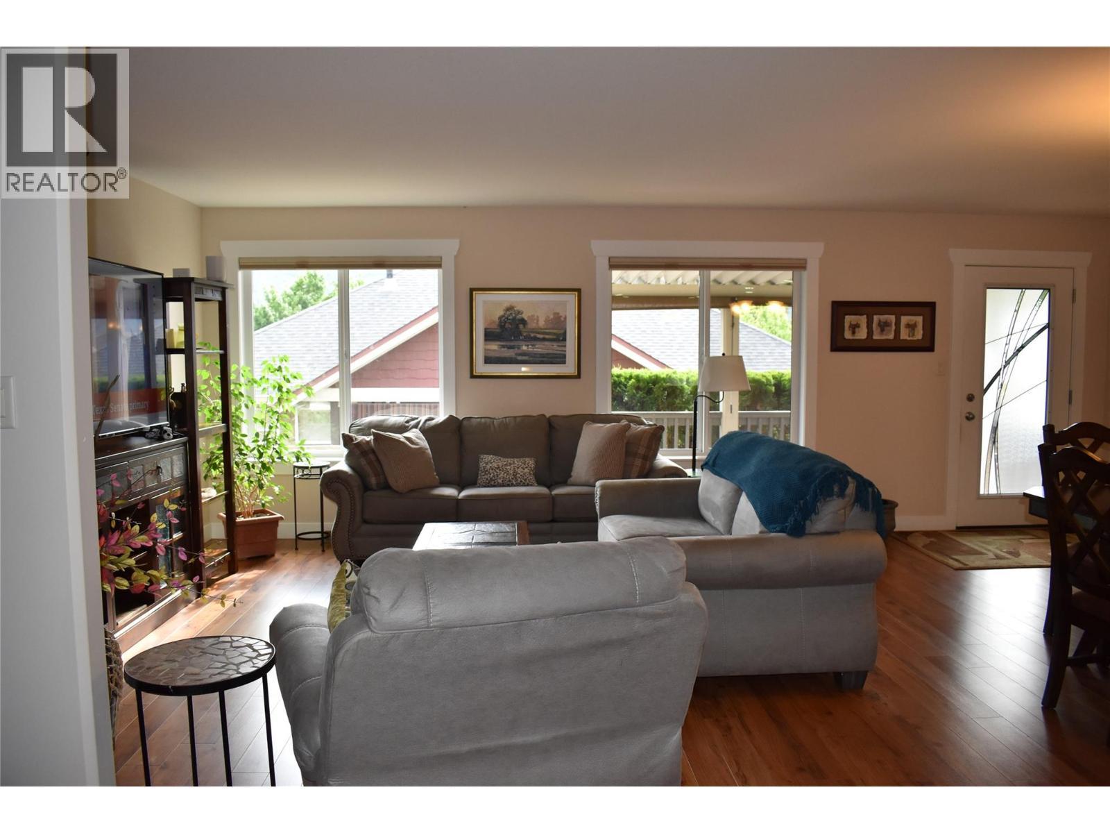 4400 Mclean Creek Road Unit# 207, Okanagan Falls, BC - Indoor Photo Showing Living Room