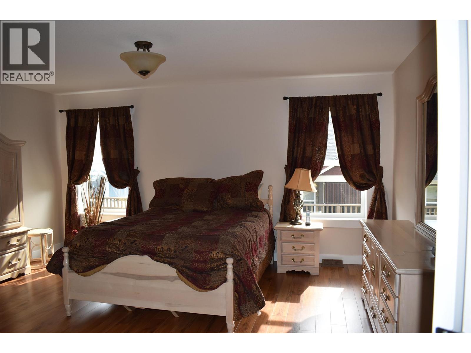 4400 Mclean Creek Road Unit# 207, Okanagan Falls, BC - Indoor Photo Showing Bedroom
