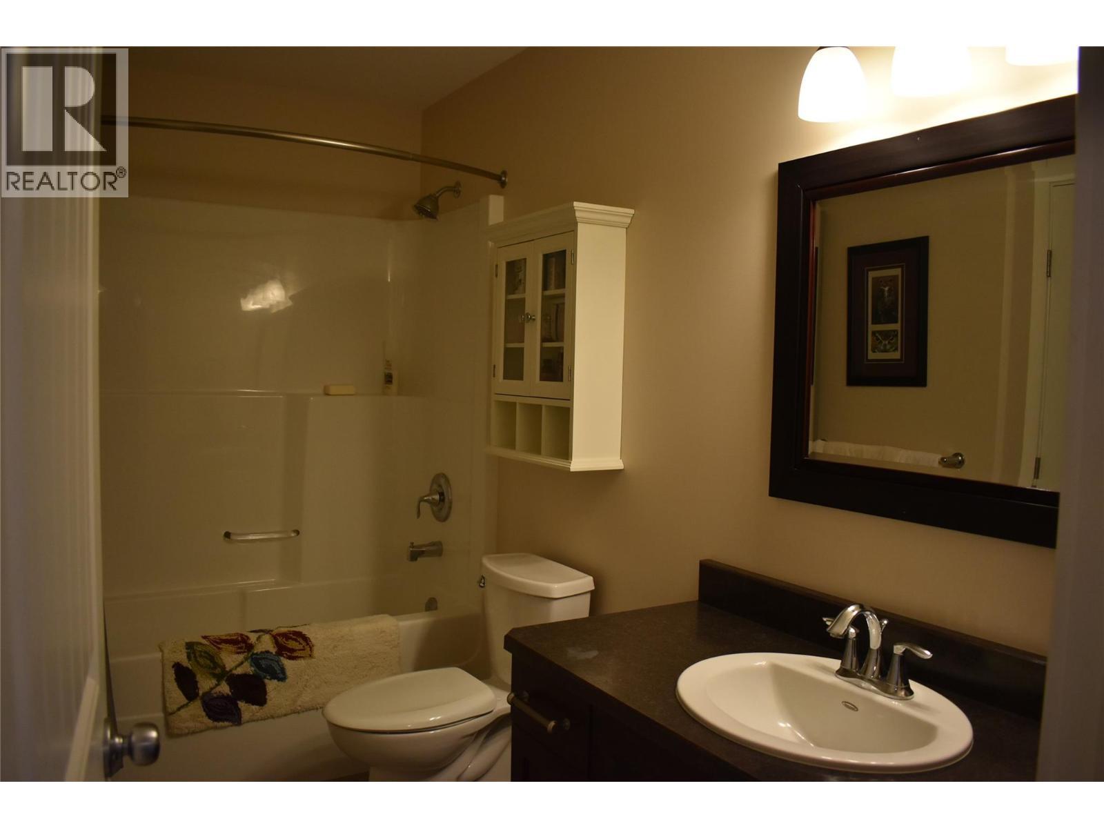 4400 Mclean Creek Road Unit# 207, Okanagan Falls, BC - Indoor Photo Showing Bathroom