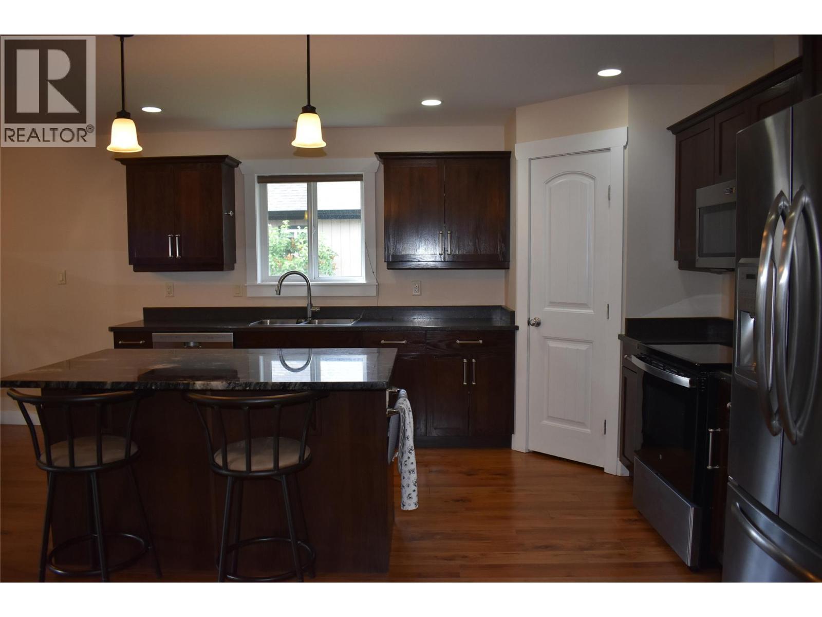4400 Mclean Creek Road Unit# 207, Okanagan Falls, BC - Indoor Photo Showing Kitchen