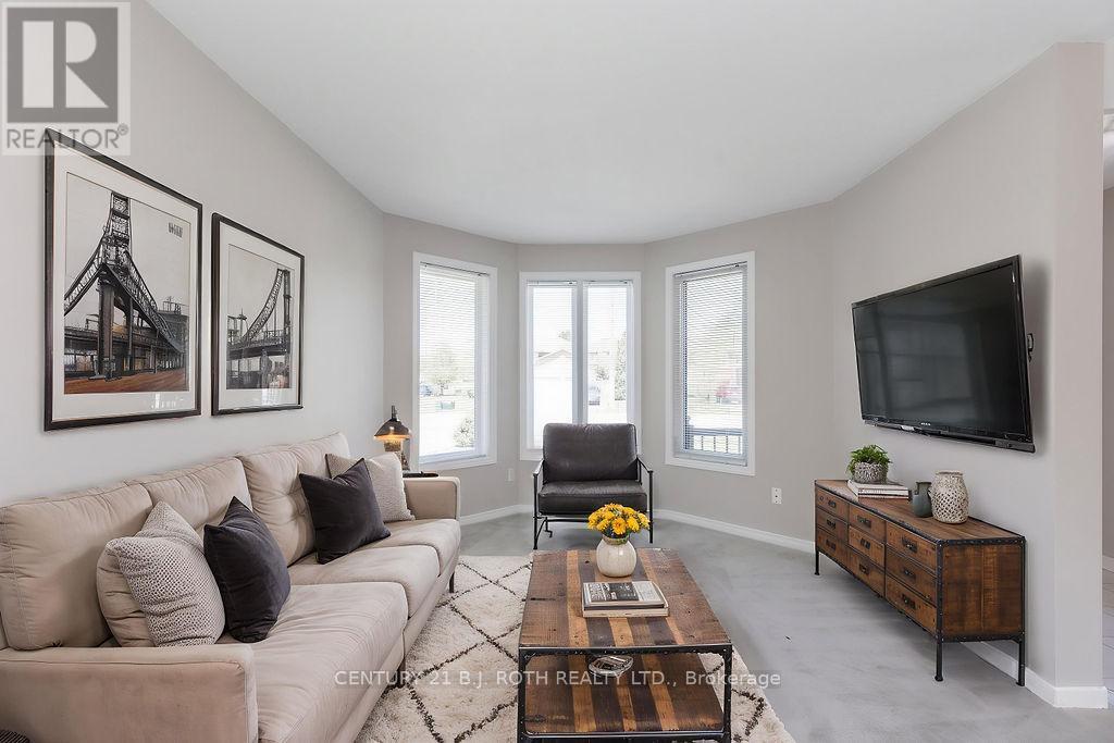 153 Livingstone Street W, Barrie, ON - Indoor Photo Showing Living Room