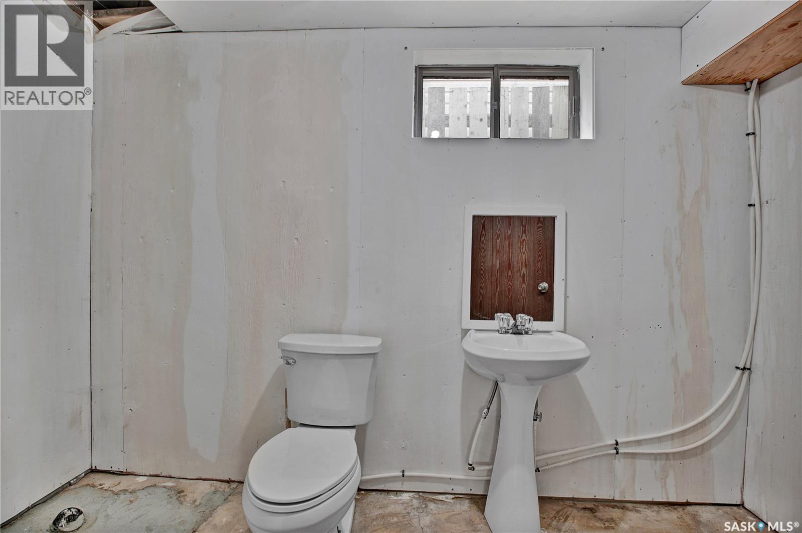 220 N Avenue S, Saskatoon, SK - Indoor Photo Showing Bathroom