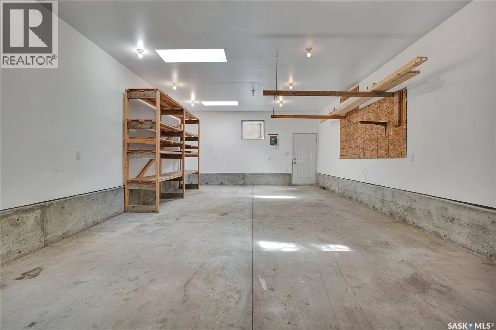 220 N Avenue S, Saskatoon, SK - Indoor Photo Showing Garage